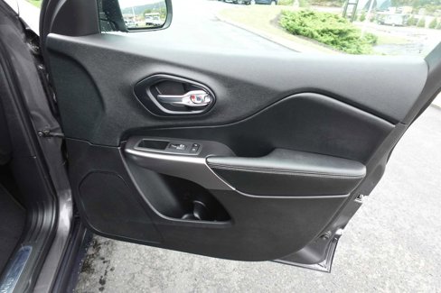Used 2020 Jeep Cherokee Limited image 29