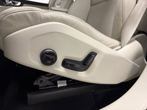 Used 2021 Volvo XC60 T5 Momentum w/ Protection Package image 22