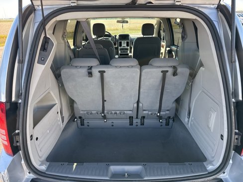Used 2010 Chrysler Town & Country Touring image 9
