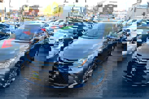 Used 2016 Toyota Camry SE image 2
