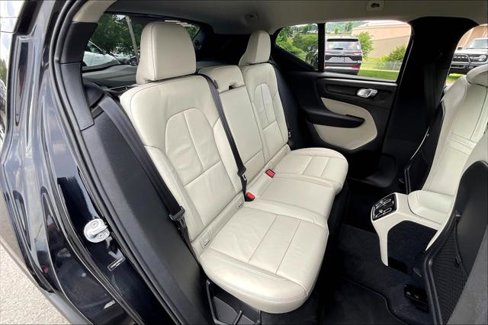 Used 2022 Volvo XC40 T5 Momentum image 22