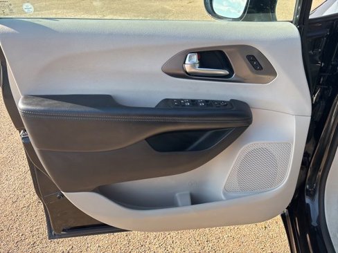 Used 2019 Chrysler Pacifica Limited image 14