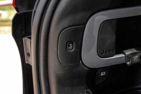 Used 2017 Jeep Cherokee Latitude w/ Comfort/Convenience Group image 64