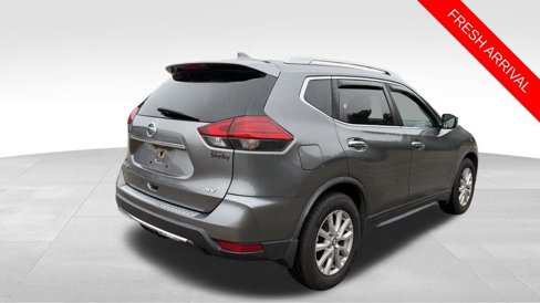 Used 2017 Nissan Rogue SV image 3
