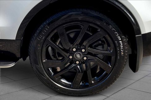 Used 2025 Land Rover Discovery Dynamic SE image 9