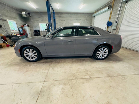Used 2018 Chrysler 300 Touring L image 3