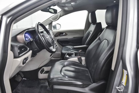 Used 2019 Chrysler Pacifica Touring-L image 11