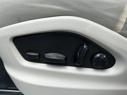 Certified 2023 Porsche Cayenne Platinum Edition image 16