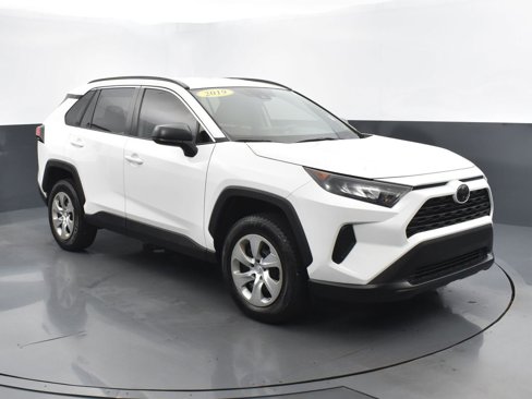 Used 2019 Toyota RAV4 LE image 1