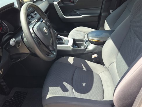 Used 2019 Toyota RAV4 LE image 17