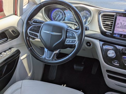 Used 2021 Chrysler Pacifica Touring-L image 18