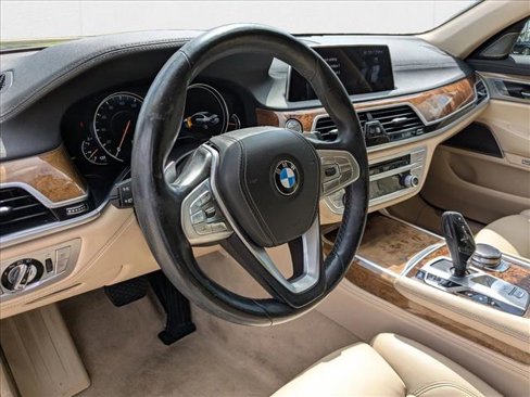 Used 2017 BMW 750i xDrive image 10
