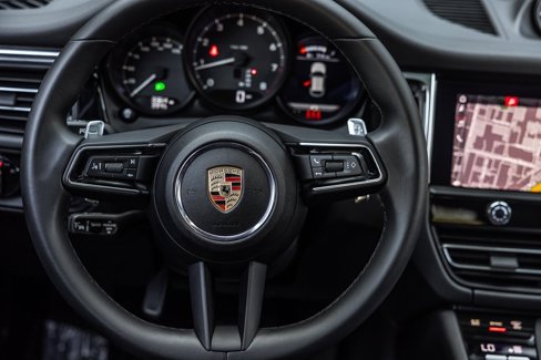 Certified 2025 Porsche Macan image 14