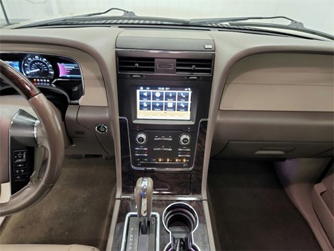 Used 2017 Lincoln Navigator Select image 24