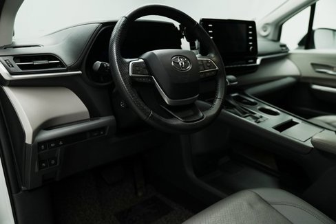 Used 2024 Toyota Sienna Limited image 20