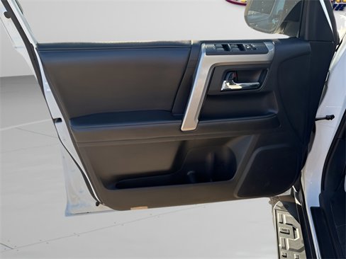 Used 2014 Toyota 4Runner SR5 image 6