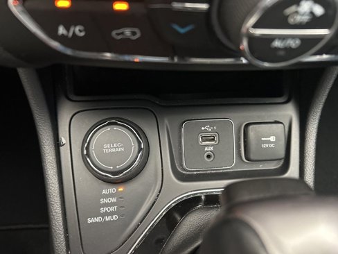 Used 2019 Jeep Cherokee Limited image 8