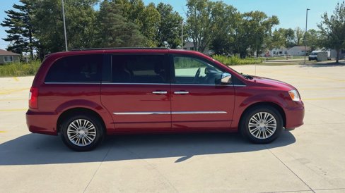 Used 2016 Chrysler Town & Country Touring-L image 9