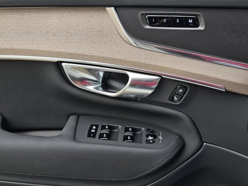 New 2025 Volvo XC90 B6 Core w/ Protection Package image 22