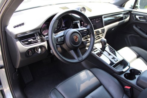 Certified 2024 Porsche Macan image 4