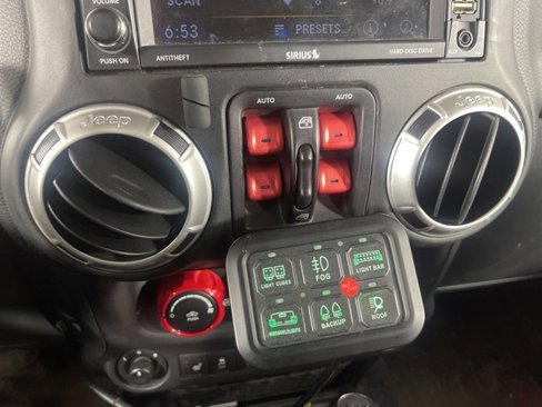 Used 2017 Jeep Wrangler Unlimited Rubicon w/ Connectivity Group image 24