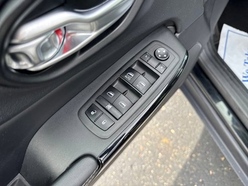 Used 2023 Jeep Cherokee Altitude Lux image 11