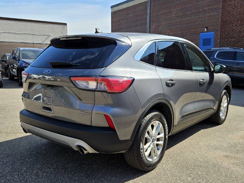 Used 2022 Ford Escape SE image 2