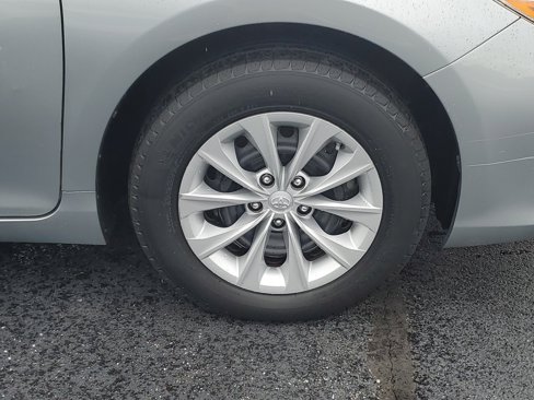 Used 2017 Toyota Camry LE image 5