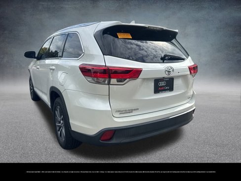 Used 2019 Toyota Highlander XLE image 2