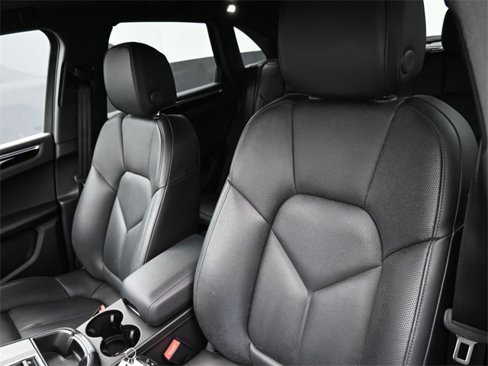 Certified 2022 Porsche Macan image 5