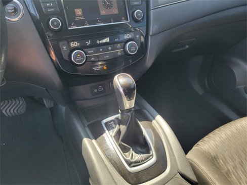 Used 2020 Nissan Rogue SV image 34