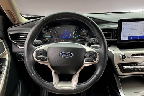 Used 2022 Ford Explorer XLT w/ Equipment Group 202A image 5