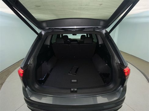 Used 2022 Volkswagen Tiguan SE R-Line image 24