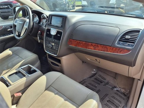 Used 2016 Chrysler Town & Country Touring image 22