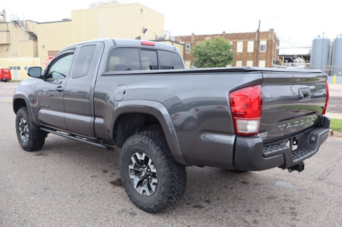 Used 2017 Toyota Tacoma TRD Off-Road image 4