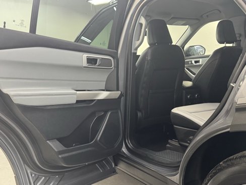 Used 2021 Ford Explorer XLT w/ XLT Sport Appearance Package image 31