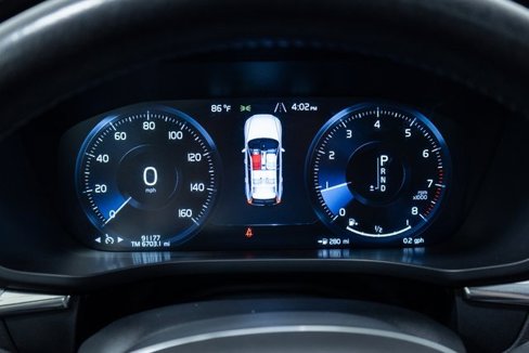 Used 2020 Volvo XC60 T6 Momentum image 2