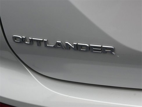 Used 2024 Mitsubishi Outlander SE image 24