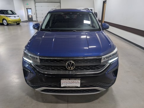 Used 2022 Volkswagen Taos SE w/ Panoramic Sunroof Package image 2