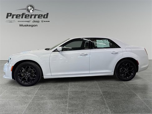 Used 2023 Chrysler 300 Touring L image 3