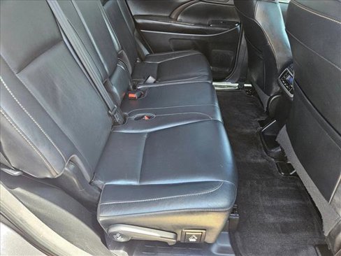 Used 2018 Toyota Highlander XLE image 22