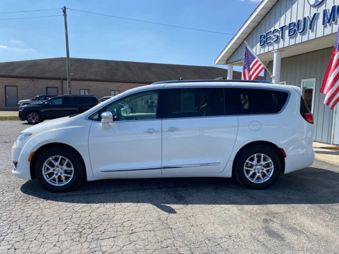 Used 2017 Chrysler Pacifica Limited w/ Advanced Safetytec Group image 4