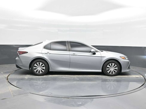 Used 2021 Toyota Camry LE image 9