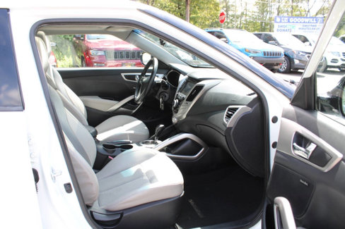 Used 2013 Hyundai Veloster w/ Style Pkg image 28