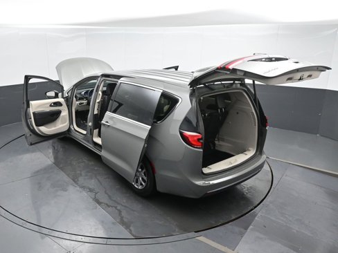 Used 2023 Chrysler Pacifica Touring-L image 56