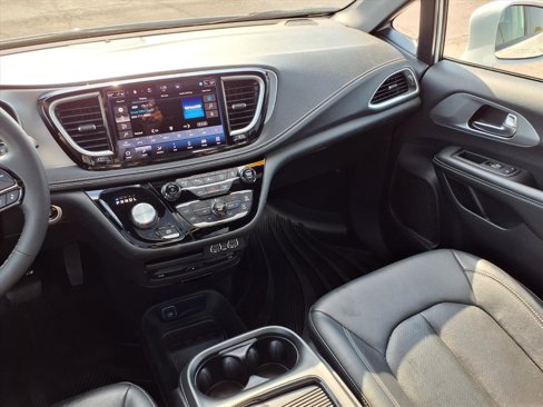 Used 2022 Chrysler Pacifica Touring-L w/ Uconnect Theater Family Group image 11