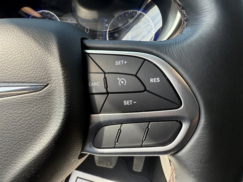 Used 2017 Chrysler Pacifica Touring-L w/ Tire & Wheel Group image 26