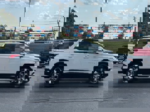 Used 2019 Chevrolet Traverse LT w/ LT Premium Package image 4