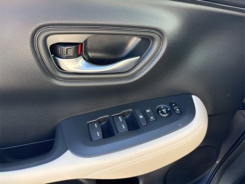 Used 2023 Honda HR-V LX image 17