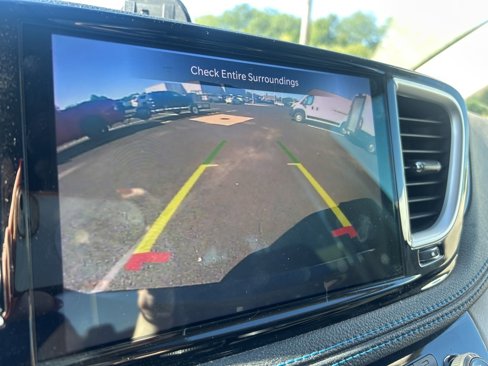 Used 2021 Chrysler Pacifica Touring-L image 42
